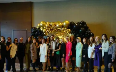 ’’Güçlü Kadınlar Işıltı Paneli’’